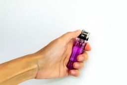 مادر بیرحم دختر9 ساله اش را با فندک سوزاند!