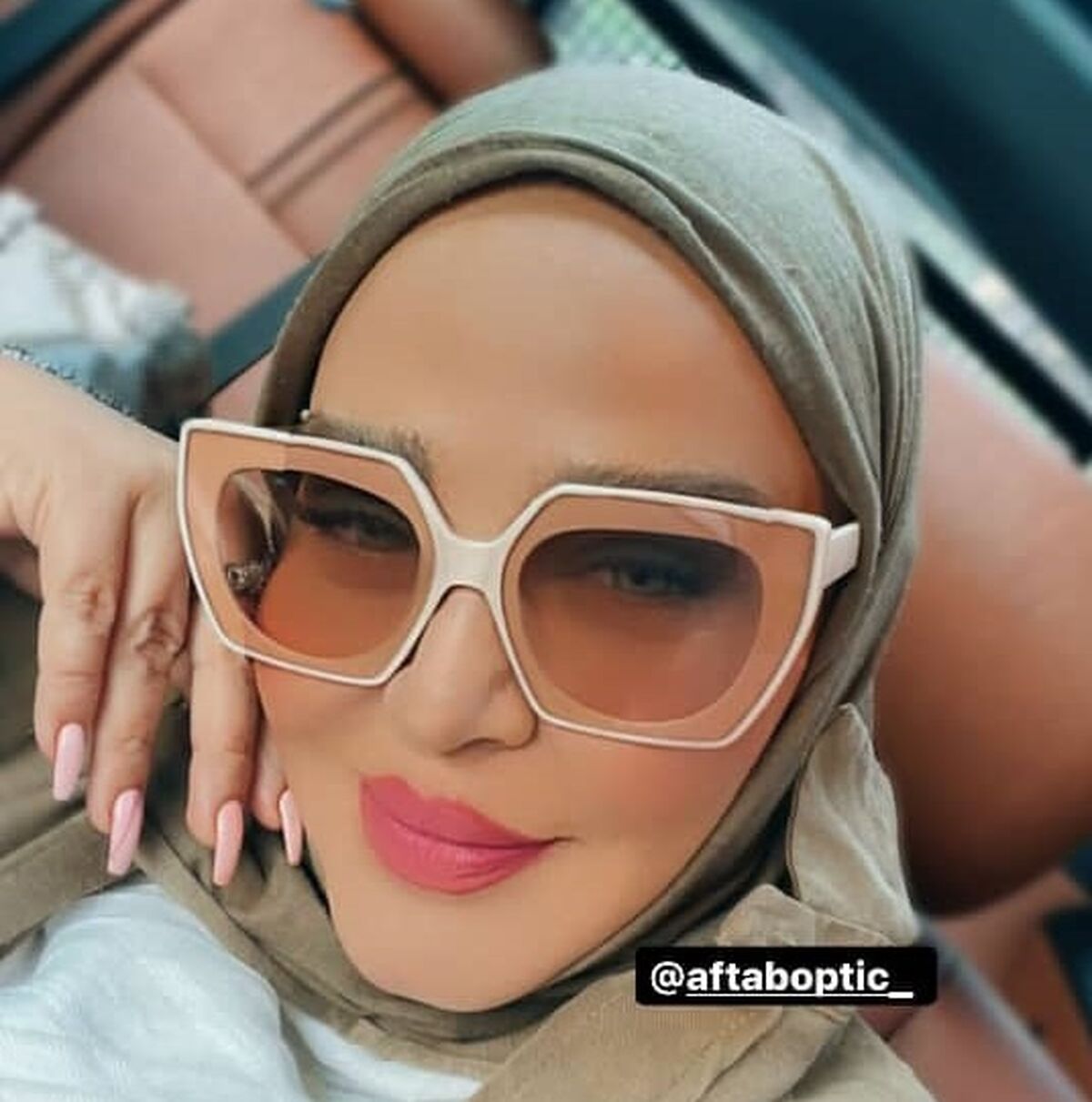 حرکت عجیب بهاره رهنما برای نشان دادن ماشین لاکچری اش