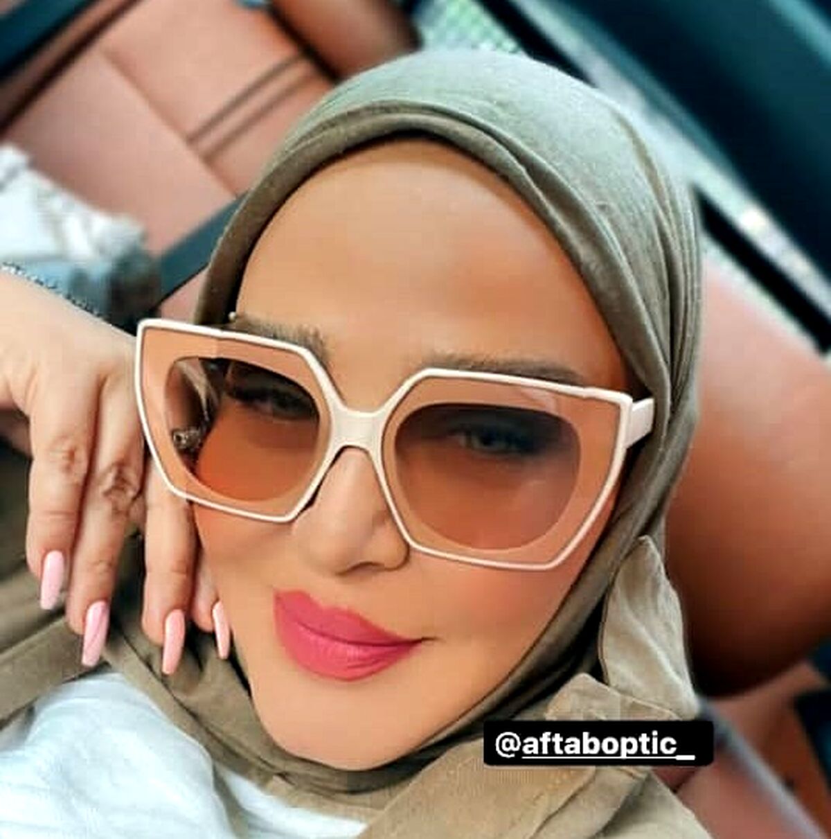 حرکت عجیب بهاره رهنما برای نشان دادن ماشین لاکچری اش