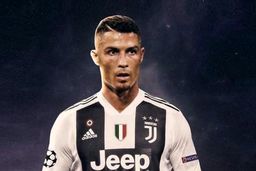 واکنش عجیب و خنده دار رونالدو پس از اهدای فرش به او + فیلم