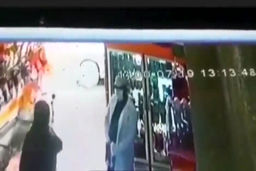 سرقت گوشواره یک زن در پوشش مأمور تست کرونا +فیلم