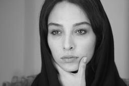 عکس های آناهیتا درگاهی روی پله های ویلای لاکچری اش | تیپ تو خونگی سرتاپا برند آناهیتا درگاهی + عکس