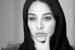 عکس های آناهیتا درگاهی روی پله های ویلای لاکچری اش | تیپ تو خونگی سرتاپا برند آناهیتا درگاهی + عکس