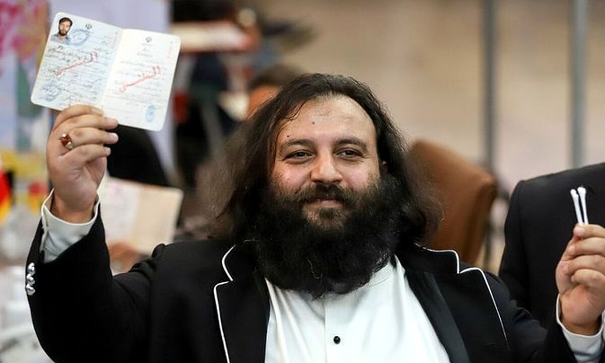 ثبت نام کاندیدای انتخابات با گوش پاک‌کن! + عکس