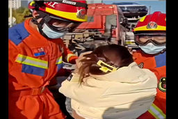 سقوط هولناک کانتینر تریلی روی خودرو چانگان | تصاویر عجیب زنده ماندن سرنشینان یک خودروی چینی در یک تصادف وحشتناک +فیلم