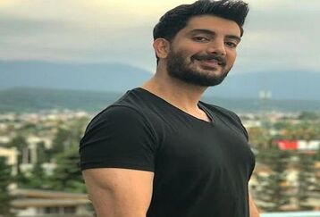 تبلیغ متفاوت فرزاد فرزین برای فرهنگ ایرانی در خیابان های آمریکا | تی شرت شوکه کننده فرزاد فرزین +عکس