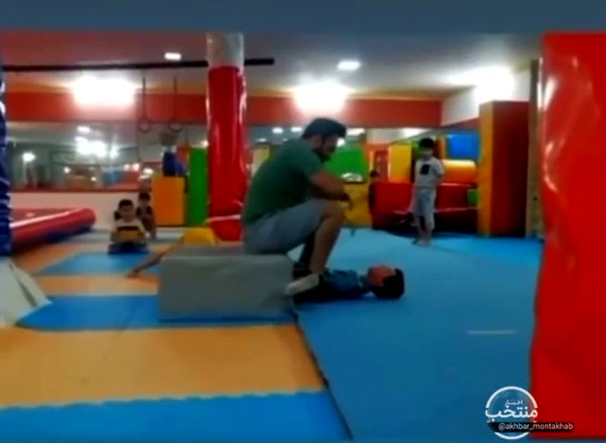 آموزش عجیب ژیمناستیک توسط مربی به یک کودک!‌ 