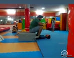 آموزش عجیب ژیمناستیک توسط مربی به یک کودک!‌ 