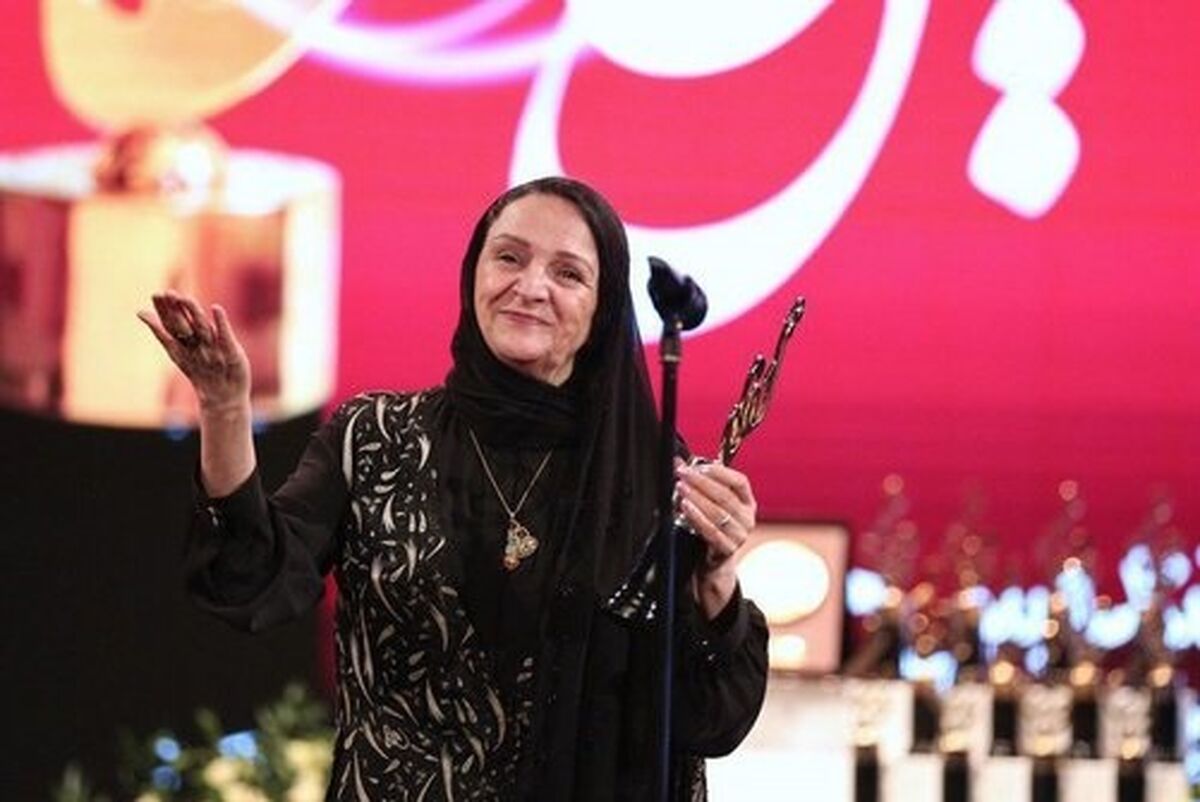 تشکر گلاب آدینه از مهدی هاشمی روی صحنه جشن حافظ