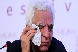 عکس ناراحت کننده زن کیومرث پوراحمد | گریه های همسر مرحوم کیومرث پوراحمد +عکس