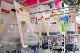 استخدام عجیب خردسالان در ژاپن | پوشک و شیر خشک به جای حقوق!