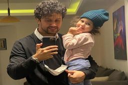 کار کشیدن زن شاهرخ استخری از دخترانش در خانه| تصویر جنجالی بلاگر معروف صدای همه را درآورد! +عکس