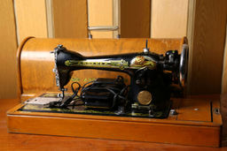 دارندگان این یک چرخ خیاطی‌های خیلی قدیمی پول دار شدند |  چرخ خیاطی قدیمی با قیمت میلیاردی +عکس