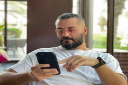 عکسی ناراحت کننده از بیماری نامشخص بازیگر جوان ایرانی  | میلاد کی مرام راهی بیمارستان شد +عکس