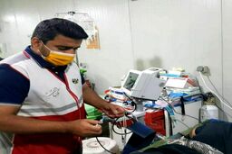 خدمت‌رسانی قهرمان المپیک به زائران در درمانگاه کربلا +عکس