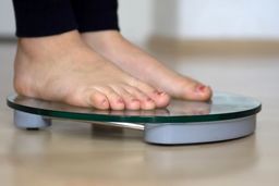 دلایل باورنکردنی که باعث چاقی می شوند | شایع‌ترین دلایل افزایش وزن ناخواسته