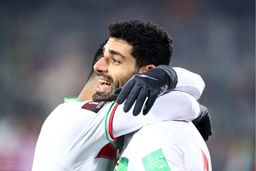 همسر مهدی طارمی این عکس را نبیند | دختری که لباس مهدی طارمی را از تنش درآورد +عکس