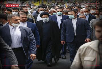 حضور رئیس‌جمهور در جمع راهپیمایان ۲۲ بهمن تهران +عکس