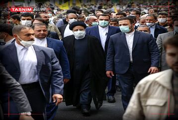 حضور رئیس‌جمهور در جمع راهپیمایان ۲۲ بهمن تهران +عکس