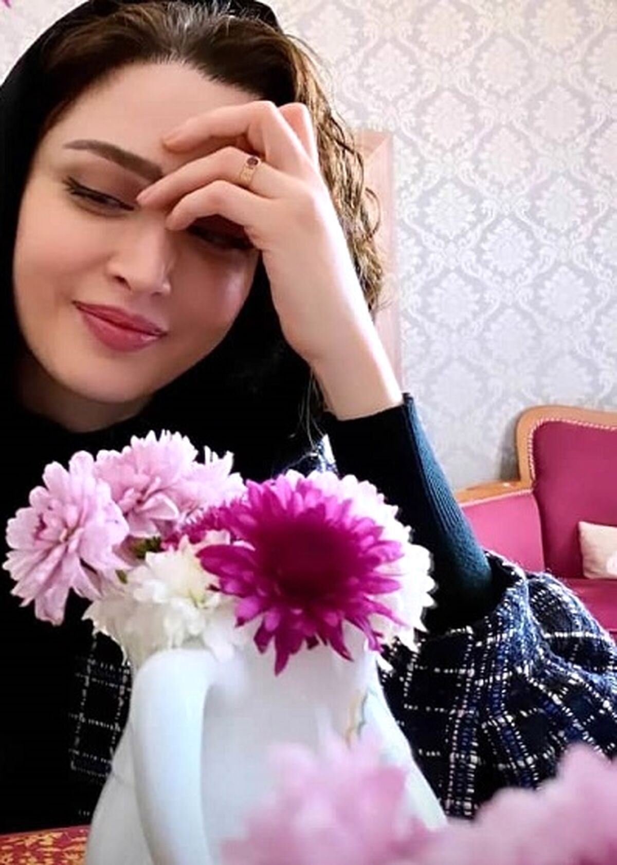 عکس جنجالی بهنوش طباطبایی در ایستگاه اتوبوس| زندگی مخفیانه بهنوش طباطبایی در پایین شهر! +عکس خبرساز