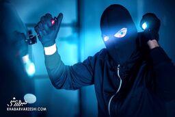 سارق خنگ با رد اثر انگشت و خالکوبی اش کار دست خود داد! | سارق چه اتهاماتی را مرتکب شده بود؟