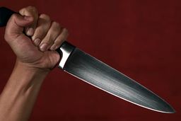 چاقوکش خطرناک یکی از اراذل معروف سمنانی | بی رحمانه مرد جوان را چاقو چاقو کرده بود