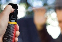 شیطنت کودکانه یک دانش‌آموز 8 نفر را راهی بیمارستان کرد | ماجرای مسمومیت با اسپری فلفل در مدرسه !