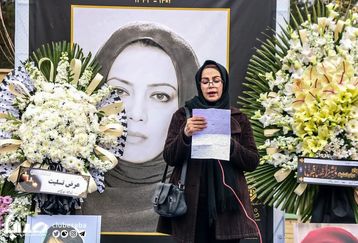 تصاویر متفاوت از مراسم تشییع پیکر پردیس افکاری | پردیس افکاری در کنار مهری ودادیان آرام گرفت + تصاویر 