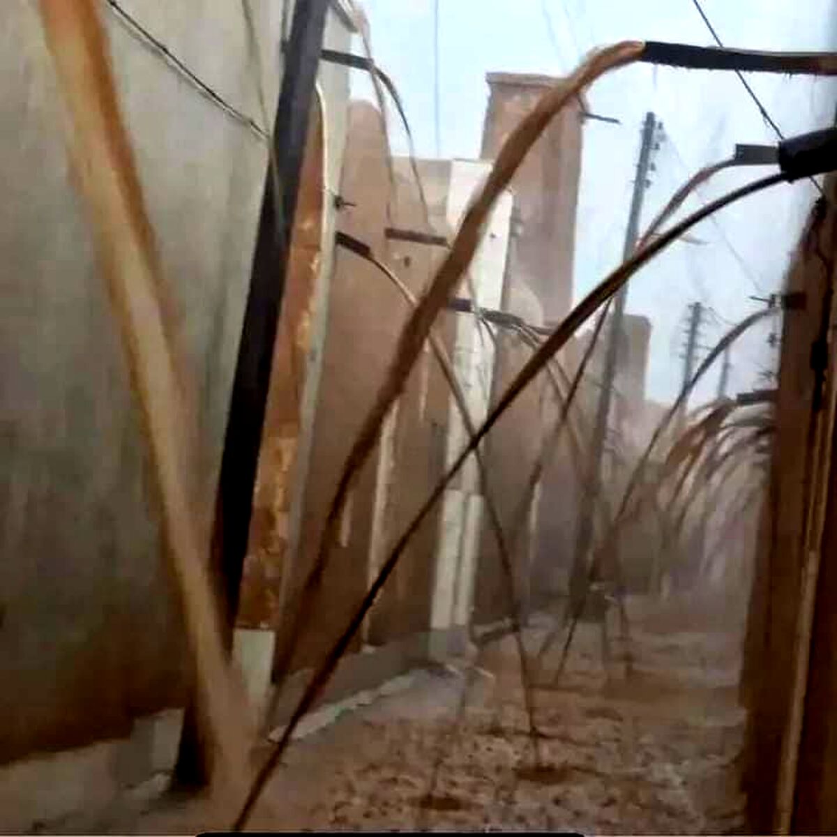 تصویری جالب از ناودان‌ها در خنج هرمزگان 