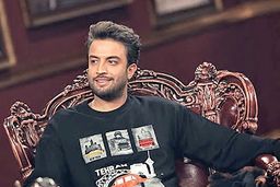 رونمایی بنیامین بهادری از ظاهر جدیدش | کیف زنانه عجیب بنیامین بهادری سوژه شد + عکس