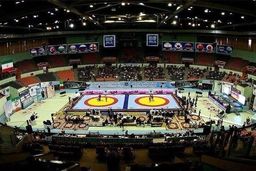 فرد تبر به دست در مسابقات کشتی جنجالی شد