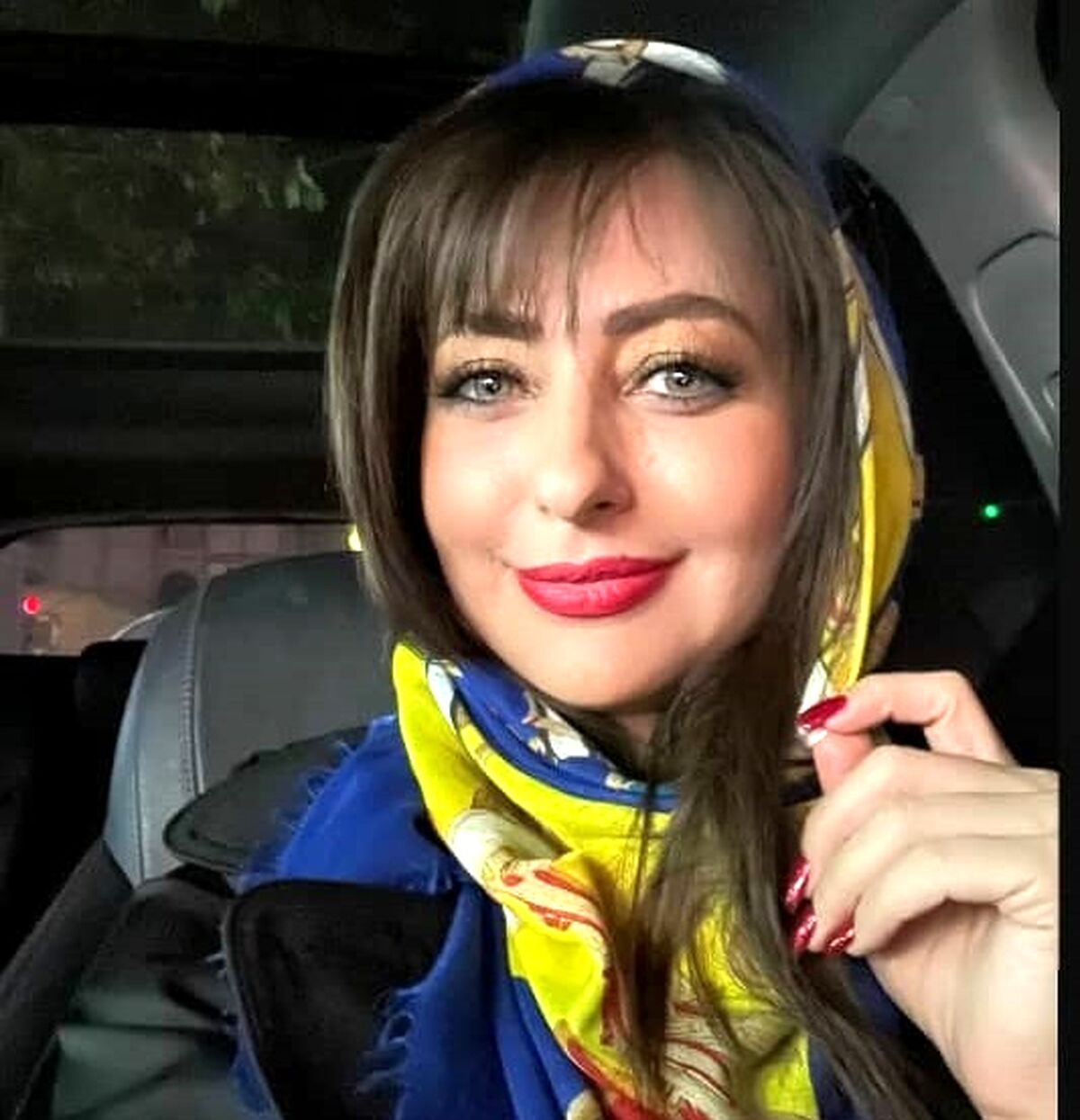 نفیسه روشن خودش را شبیه بچه های دوساله کرد/ لوس بازی های زشت خانم بازیگر در ماشین میلیاردی اش!+عکس