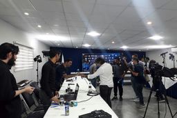 سورپرایز جالب سرمربی استقلال برای خبرنگاران + عکس