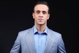 شباهت بی نظیر هاوش پسر علی کریمی به پدرش |  پدر و پسر مو نمی زنند!؟  +عکس