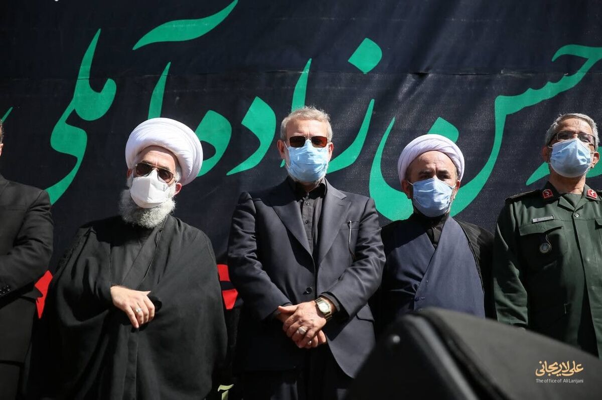 تصویری از حضور علی لاریجانی در مراسم تشیع علامه حسن‌زاده‌ آملی