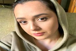 ناراحتی ترانه علیدوستی در این عکس لو رفته | بازگشت ترانه علیدوستی به تهران با این شکل و شمایل +عکس