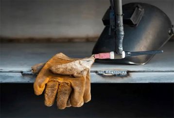 چرا جوشکارها دستکش می پوشند؟