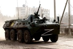 خارج کردن بمب عمل نکرده از خانه ای در اوکراین +فیلم