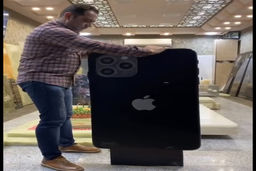 
تصویر سنگ قبر عجیب با طرح آیفون ١۵ در بهشت زهرای تهران!