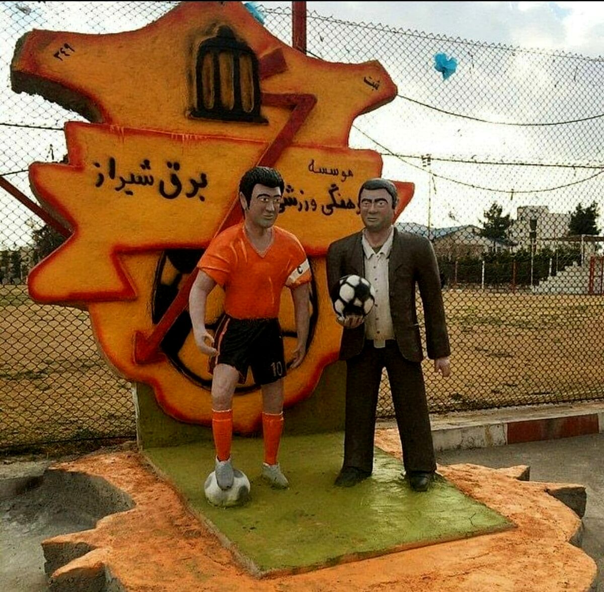 رونمایی از مجسمه فوتبالیست‌های شیرازی +عکس