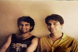 رستوران گردی مهراب قاسم خانی و بچه هایش | فخر فروشی  با گوشی های لاکچری در رستوران لوکس + عکس