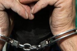 حمله با اسید به طلافروشی در کرج | سرقت هالیوودی پیرمرد ۷۰ ساله همه را شوکه کرد