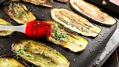 بادمجان را بدون روغن و رژیمی برشته کنید | ۵ ترفند کاربردی سرخ کردن بادمجان با کمترین روغن