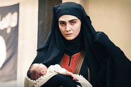 عکس جنجالی از خانم بازیگر سریال سقوط با تیپی بسیار متفاوت! | مانتوی الناز ملک چشم ها را خیره کرد +عکس