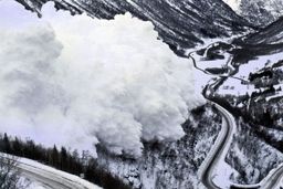 کارمند اداره برق طالقان را از زیر 2ونیم متر بهمن نجات دادند!+ گفتگو با نجات یافته و فیلم