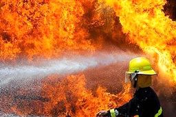 نجات معجزه آسای 3 کودک از میان شعله های آتش | خدا بهشان رحم کرد 