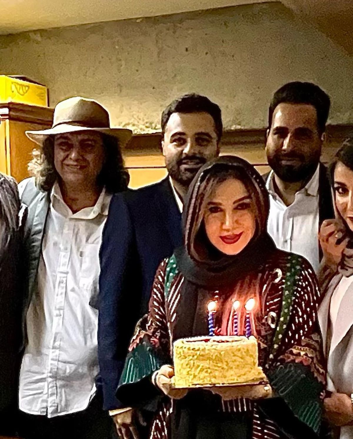 قلدر بازی خانم بازیگر وسط خیابانی در جنوب تهران | نسیم ادبی با تیپ عجیب +عکس