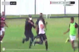 تعقیب یک فوتبالیست در زمین با اسلحه توسط پلیس! +فیلم
