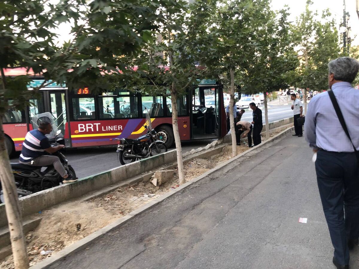 برخورد ناگهانی اتوبوس به جدول در مطهری| راننده بی هوش شد! +عکس