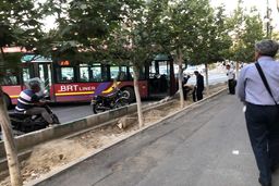 برخورد ناگهانی اتوبوس به جدول در مطهری| راننده بی هوش شد! +عکس